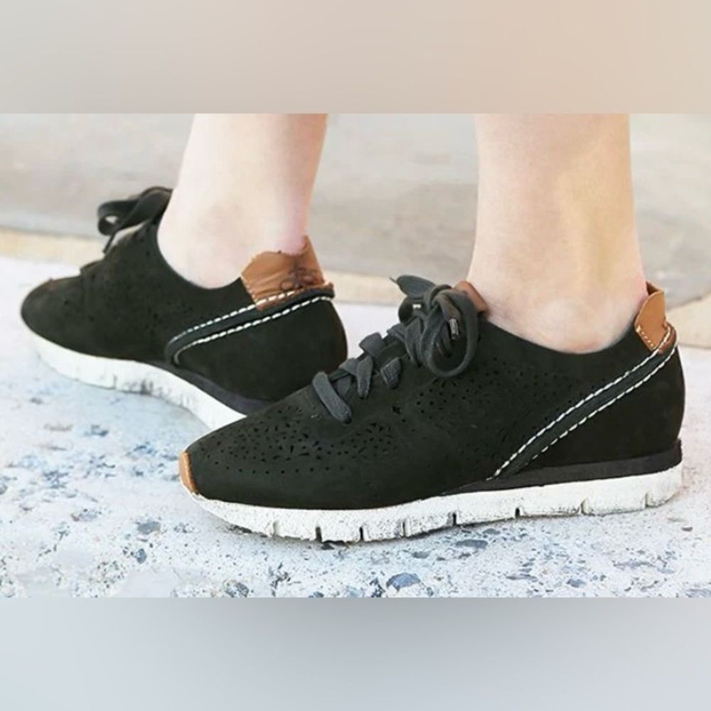 OTBT Khora Dark Green Suede Laser-Cut Sneakers Women’s 7.5M EUC